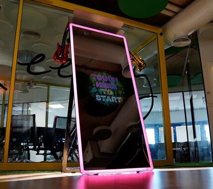 Mirror booth touch-to-start screen