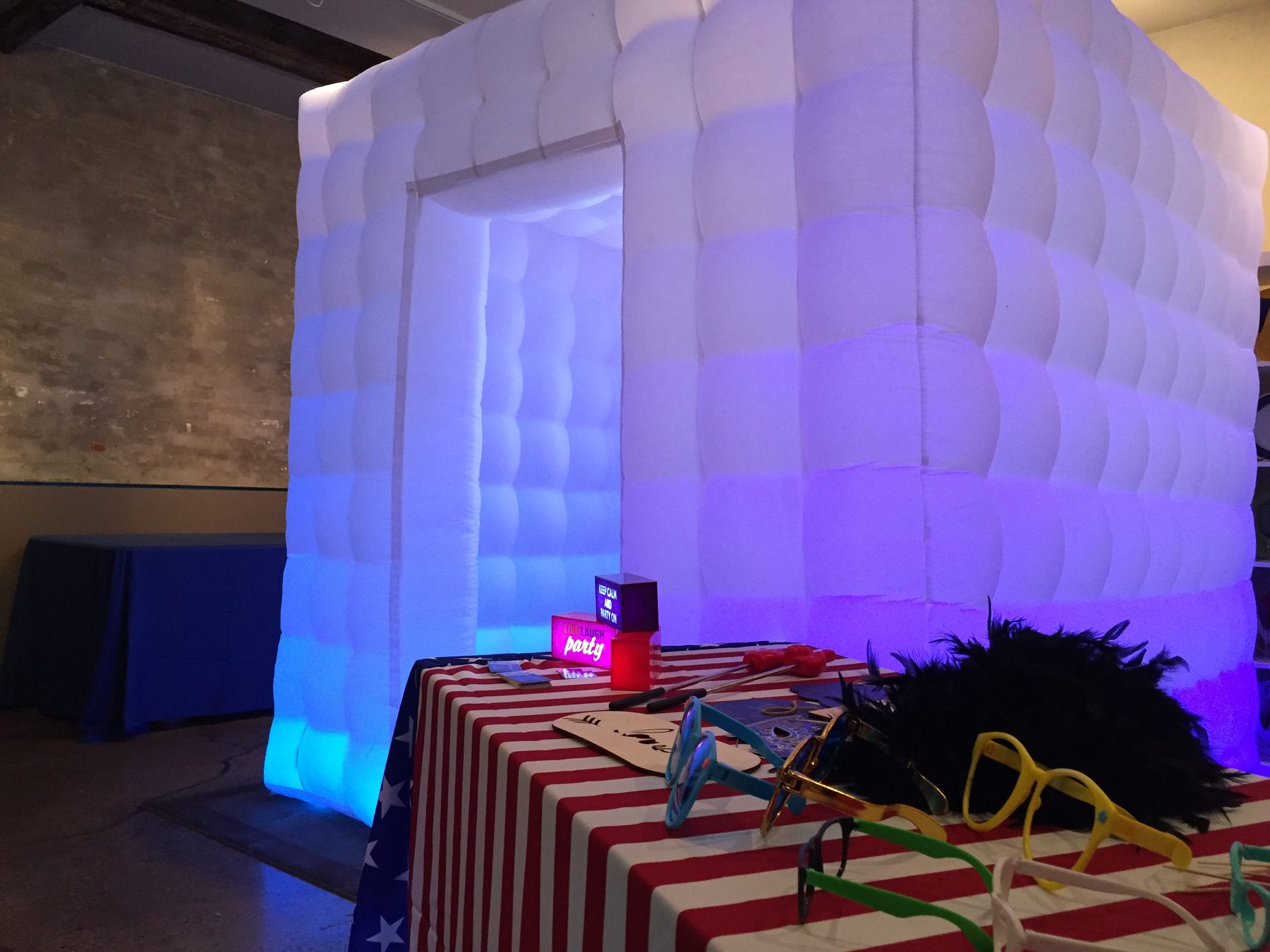 Open-air and glow enclosure photo booth